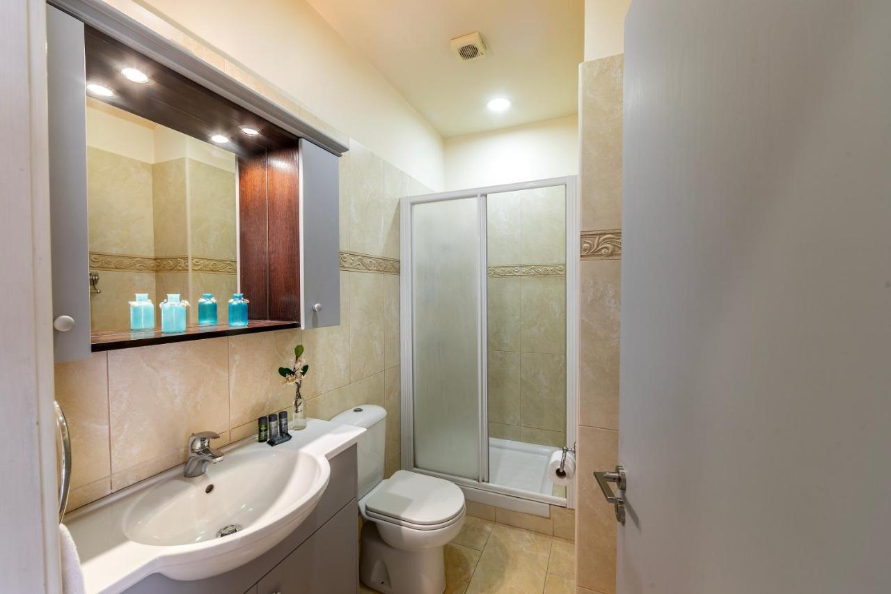 Mackenzie Beachfront Eftyhia Suite Larnaca Ngoại thất bức ảnh