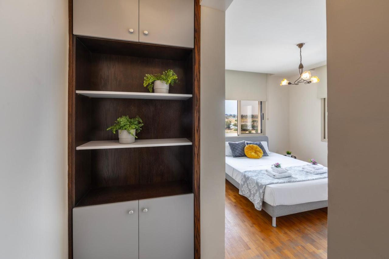 Mackenzie Beachfront Eftyhia Suite Larnaca Ngoại thất bức ảnh