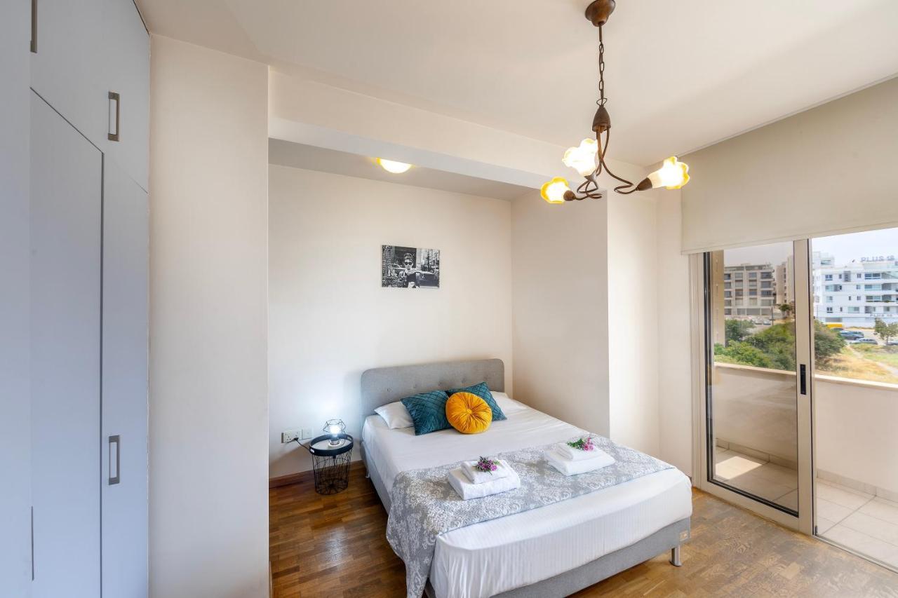 Mackenzie Beachfront Eftyhia Suite Larnaca Ngoại thất bức ảnh